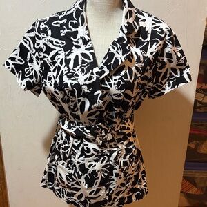 Harve Benard Black & White Abstract Print top with button down & belt